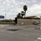 incrociamo sulla destra un�azienda di piscine che si trova ad angolo con strada Sant�Anna, una delle viuzze che vanno a morire sui binari